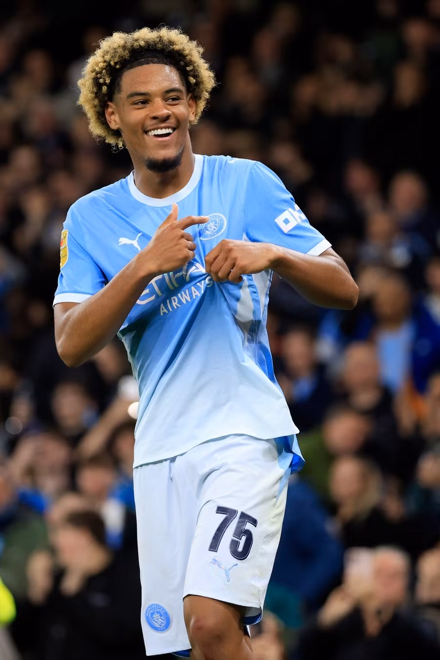 Tiền đạo 17 tuổi Floyd Samba có màn ra mắt như mơ khi ghi 2 bàn, góp công lớn giúp Man City đè bẹp Norwich 5-0 tại Etihad. Ảnh: Getty Images. man-city.jpg