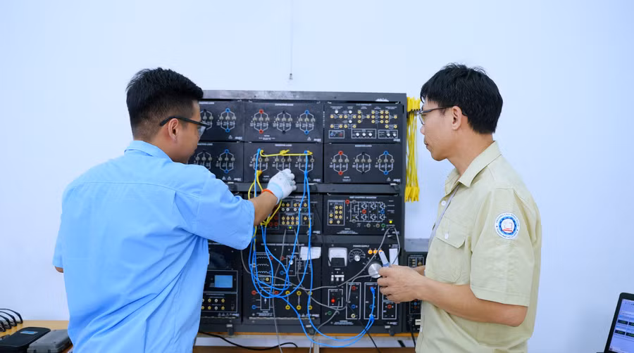 Giáo viên hướng dẫn thực hành cho sinh viên Trường Cao đẳng Nghề TPHCM. 1000196334.png