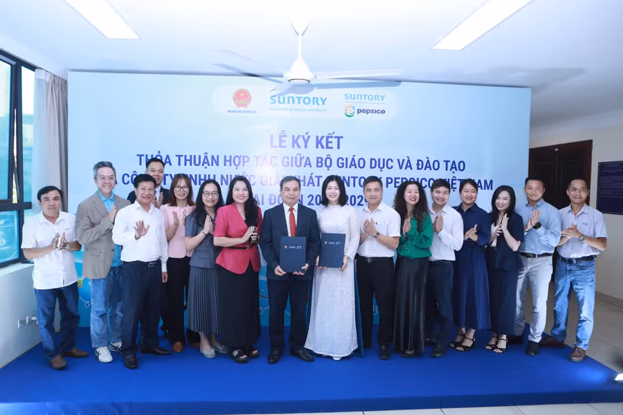 Đại diện Bộ GD&ĐT và Suntory PepsiCo Việt Nam ký kết thỏa thuận hợp tác giai đoạn mới. Ảnh: Đình Tuệ.