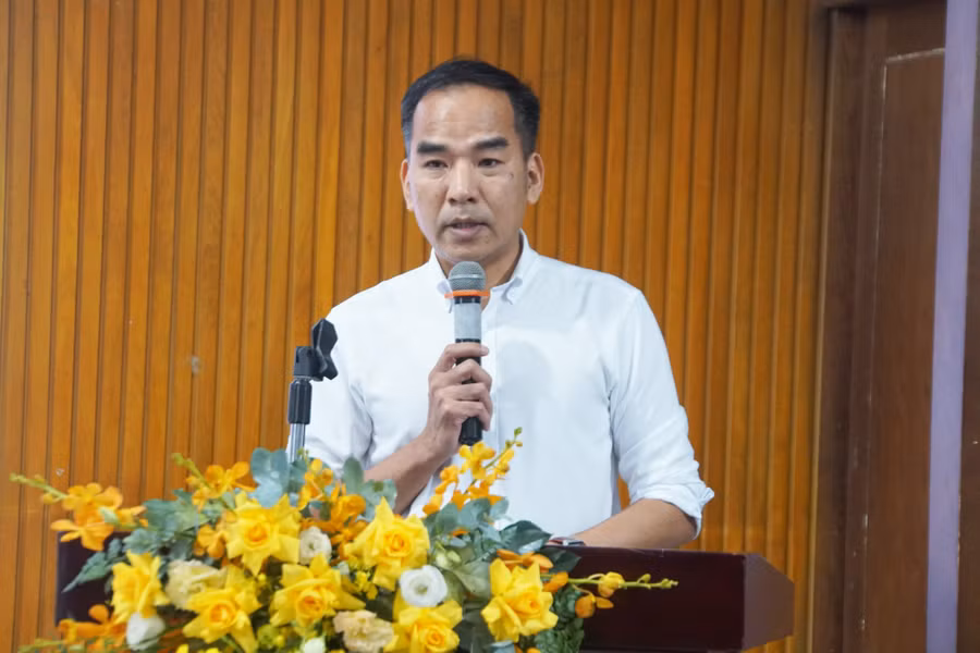 Ông Đào Hồng Cường, Phó Vụ trưởng Vụ Pháp chế (Bộ GD&ĐT) báo cáo kết quả tổng rà soát hệ thống văn bản quy phạm pháp luật đáp ứng yêu cầu phát triển đất nước trong kỷ nguyên mới của Bộ GD&ĐT.