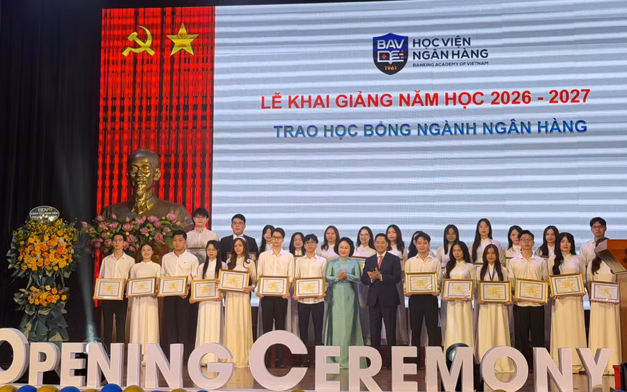 PGS.TS Bùi Hữu Toàn (thứ 7 từ phải sang), Giám đốc Học viện Ngân hàng trao học bổng cho sinh viên ngành ngân hàng.