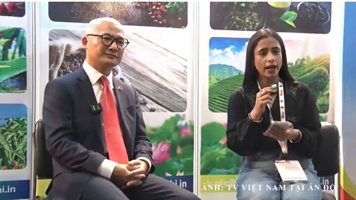 Đại sứ Việt Nam tại Ấn Độ Trịnh Minh Mạnh (áo vest đen) đánh giá Uttar Pradesh là đối tác có tầm quan trọng và tiềm năng lớn đối với Việt Nam.