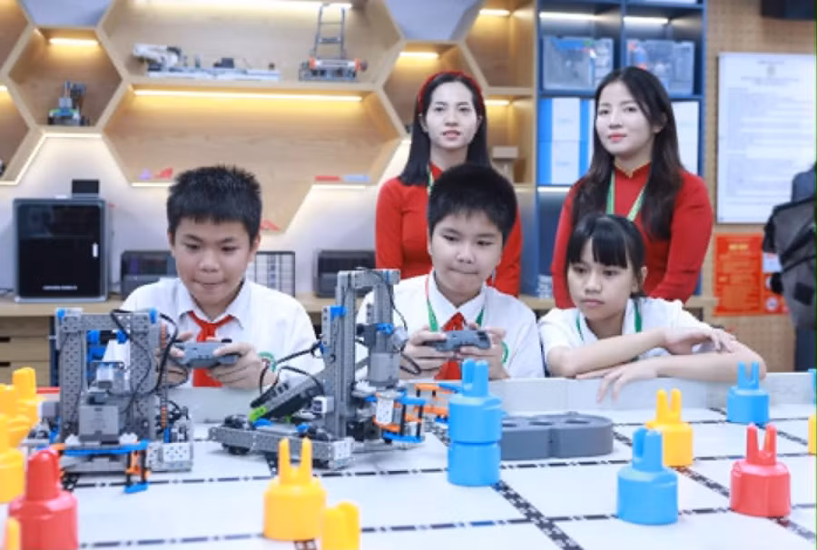 Học sinh Trường THCS Tây Mỗ (Hà Nội) trải nghiệm trong phòng STEM. Ảnh: Đình Tuệ