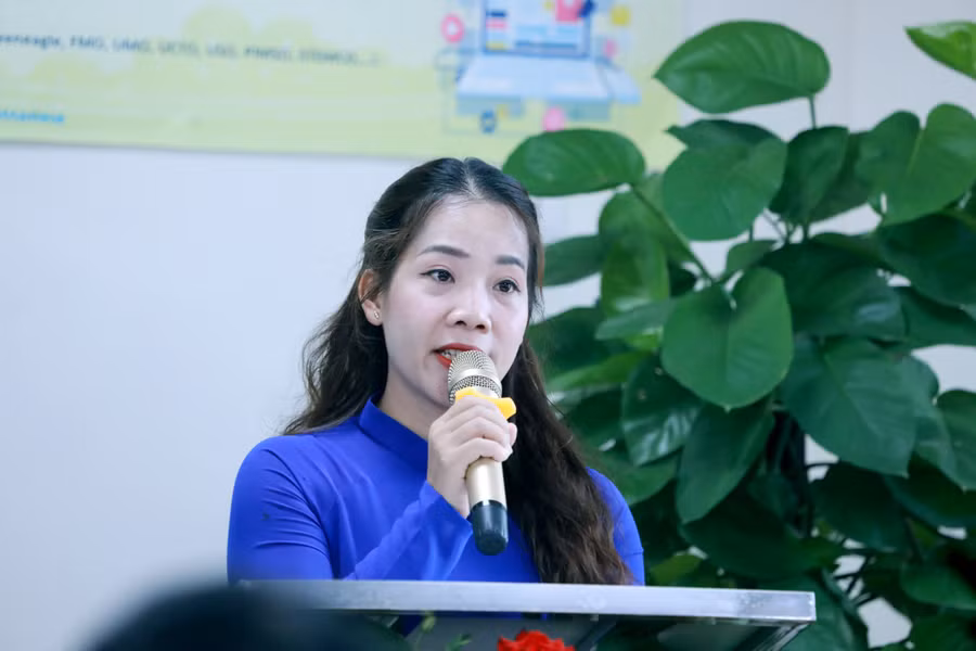 Cô Lộc Thị Liên - giáo viên môn Âm nhạc, Trường THCS Thái Thịnh chia sẻ trải nghiệm trực tiếp từ lớp học hỗn hợp. kl-7.jpg