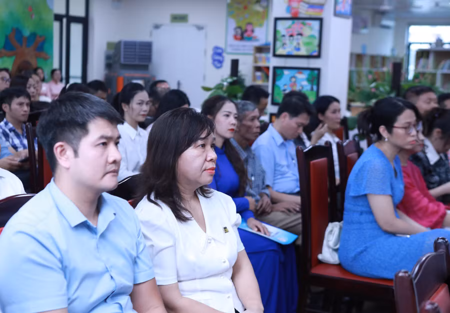 Đại diện các nhà trường tham gia thí điểm mô hình cùng lắng nghe những bài học kinh nghiệm trong tổ chức triển khai. kl-5.jpg