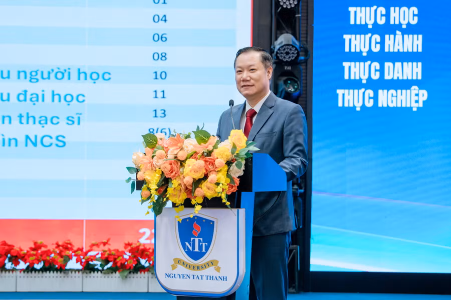 Ông Nguyễn Tiến Thảo trình bày báo cáo kết quả năm học 2025-2026 và triển khai các nhiệm vụ trọng tâm năm học 2026-2027 của khối giáo dục đại học. Ảnh: M.Tùng. nttu-13.jpg