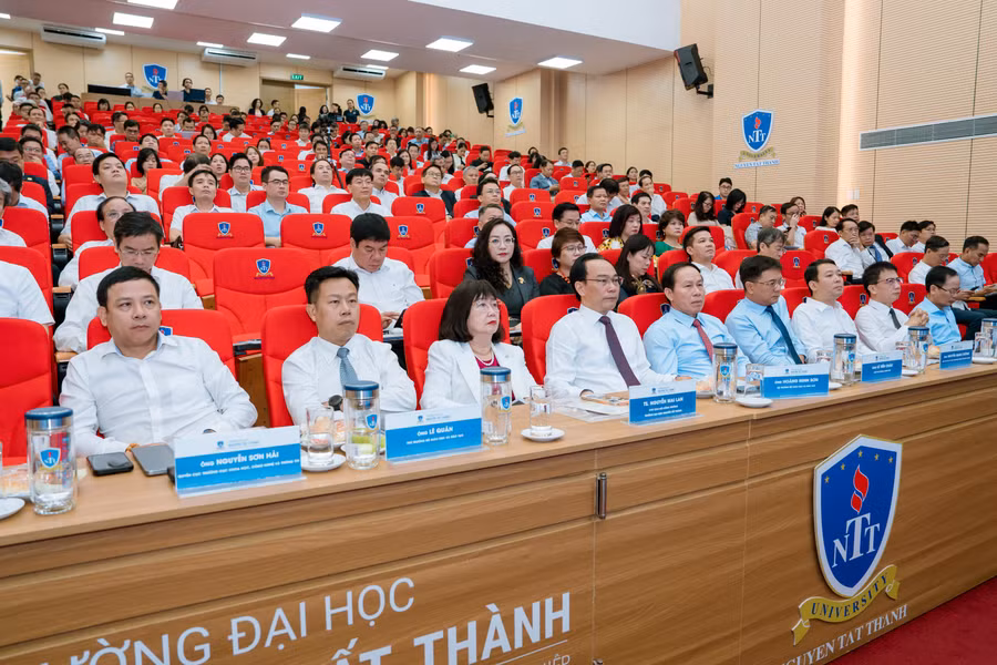 Phó Thủ tướng Chính phủ Lê Tiến Châu, Bộ trưởng Bộ GD&ĐT Hoàng Minh Sơn, Thứ trưởng Bộ GD&ĐT Lê Quân cùng các đại biểu dự hội nghị. nttu-15.jpg