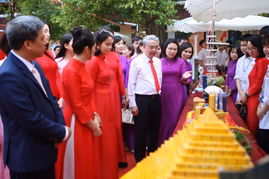 Ông Phạm Đồng Thụy - Giám đốc Sở GD&ĐT tỉnh Hưng Yên tham quan gian trưng bày sản phẩm STEM tại Trường THPT Lê Quý Đôn.
