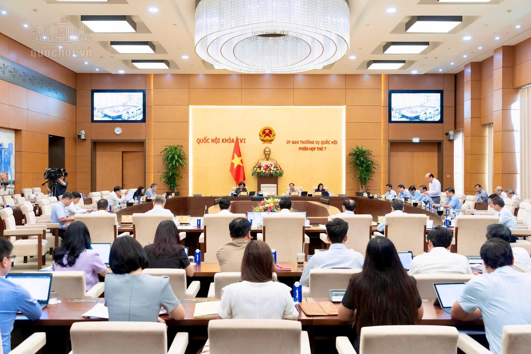 quang-canh-phien-hop-ubtvqh-cho-y-kien-luat-no.jpg