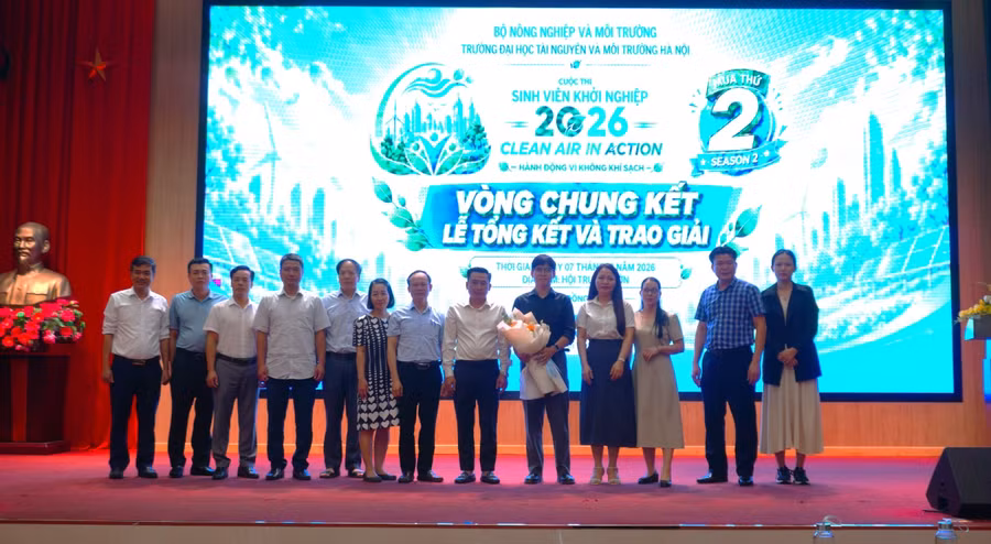 Đại diện Ban tổ chức vinh danh đội sinh viên vào vòng chung kết và đạt giải.