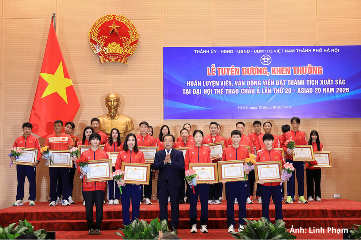 Bí thư Thành ủy Hà Nội Trần Đức Thắng trao thưởng cho huấn luyện viên, vận động viên đạt thành tích xuất sắc.