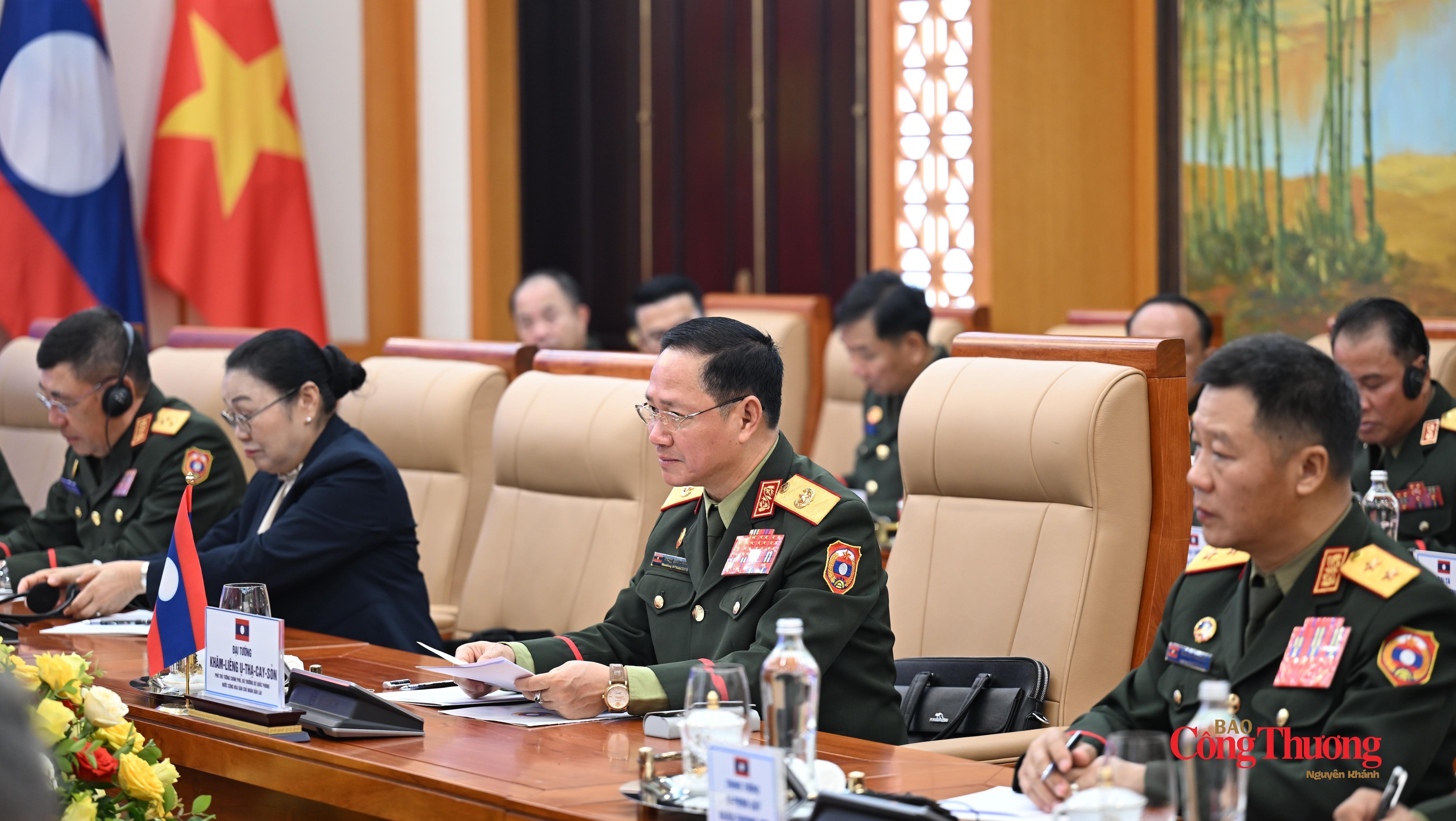 Đại tướng Khamliang Outhakaysone, Phó Thủ tướng Chính phủ, Bộ trưởng Bộ Quốc phòng Lào phát biểu tại hội đàm.