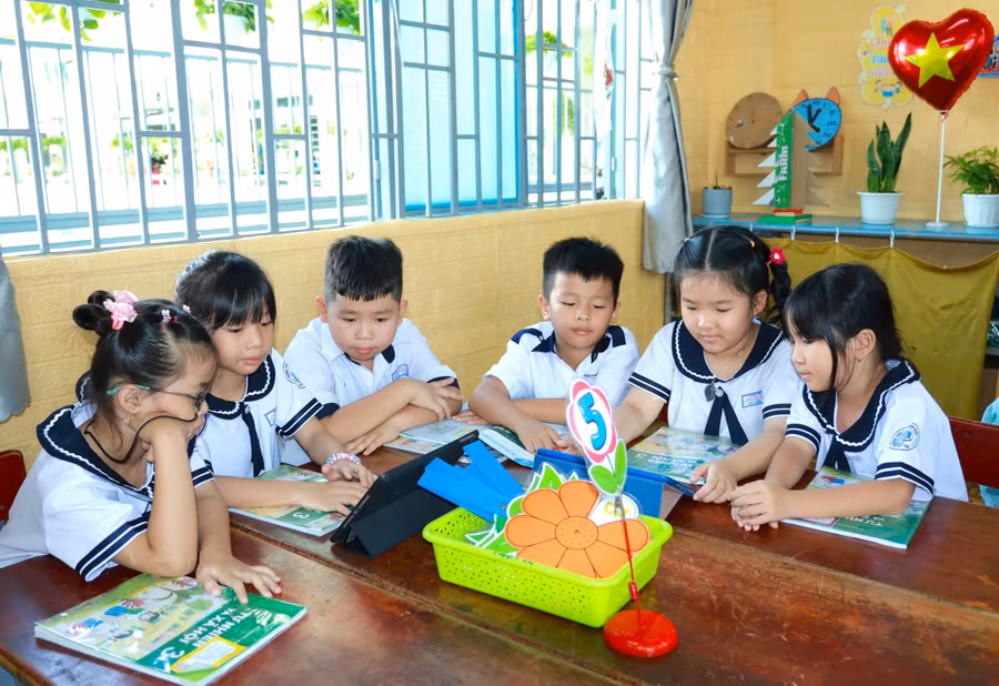 Hoạt động học tập của học sinh Trường Tiểu học Thuận Kiều (phường Đông Hưng Thuận).