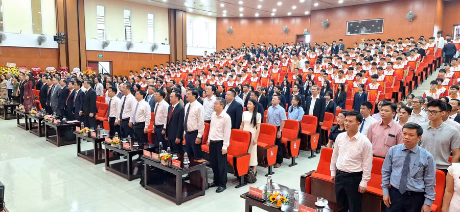 Các đại biểu làm lễ chào cờ. z8379587074320-135013770d4a21473e21c77d119b69a3.jpg