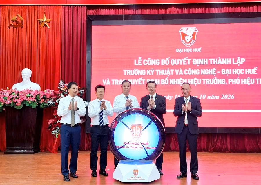 Các đại biểu làm nghi thức ra mắt thành lập Trường Kỹ thuật và Công nghệ - Đại học Huế.