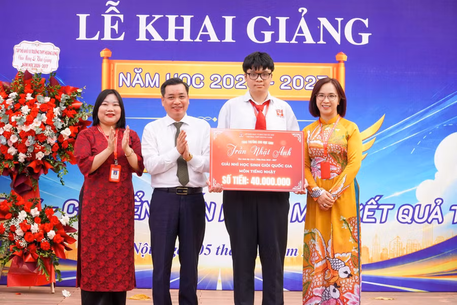 Thầy Lê Thanh Long - Chủ tịch Hội đồng trường cùng Ban giám hiệu khen thưởng học sinh có thành tích xuất sắc (Ảnh TL). hl2.jpg