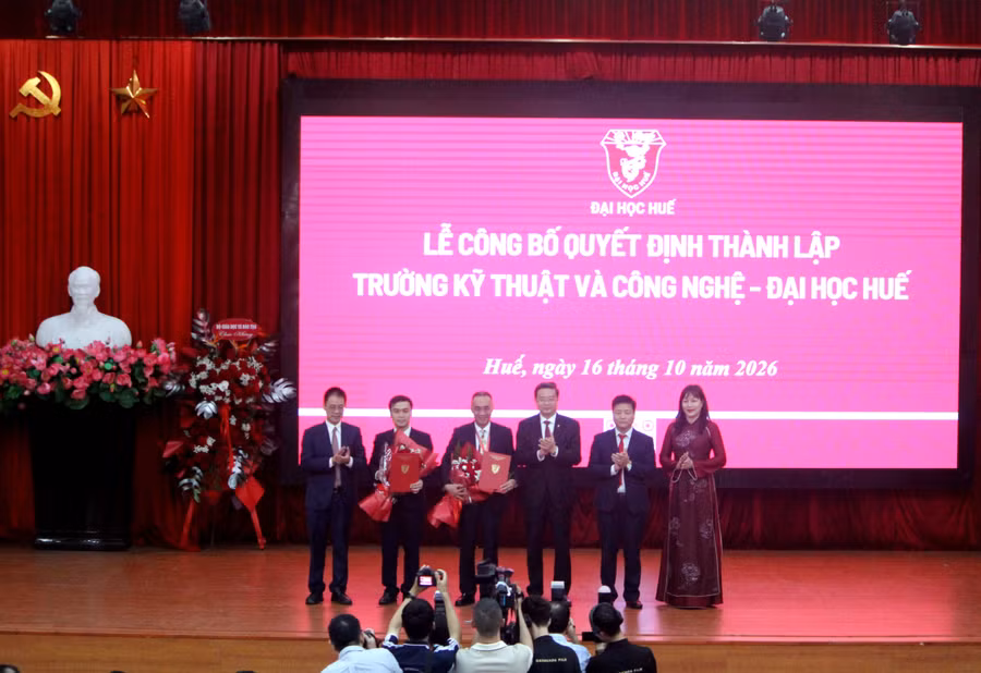Đại học Huế chúc mừng Ban Giám hiệu nhà trường. 3.jpg