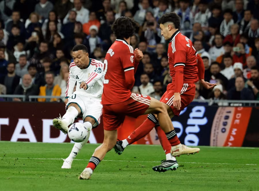 Kylian Mbappe ghi cú đúp trong chiến thắng 4-1 của Real Madrid trước Sevilla trên sân Bernabeu ở vòng 9 La Liga. Ảnh: Reuters. mbappe.jpg