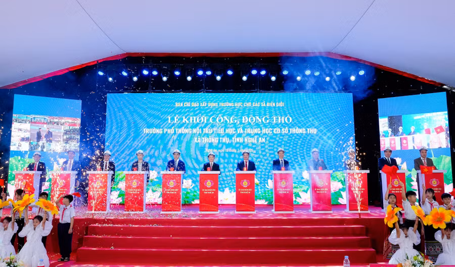 Các đại biểu thực hiện nghi thức khởi công Trường phổ thông nội trú liên cấp Tiểu học và THCS Thông Thụ, Nghệ An. thong-thu-4.jpg