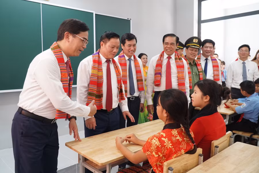 Đoàn công tác lãnh đạo trung ương và tỉnh Nghệ An thăm hỏi, động viên học sinh Trường PT nội trú Tiểu học và THCS Anh Sơn trong dịp khai giảng đầu tiên ở trường mới. Ảnh: Hồ Lài sn101541.jpg