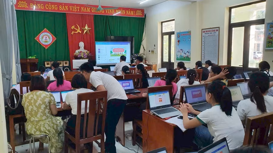 Giáo viên được tập huấn về ứng dụng AI trong giảng dạy.
