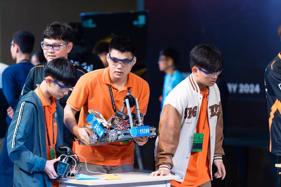 Học sinh FPT Schools tham gia các sân chơi về công nghệ như STEM, AI, Robotics ở quy mô quốc gia và quốc tế. image009.jpg