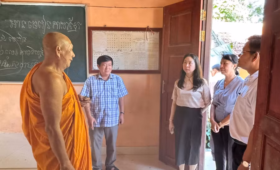 Đoàn làm việc với chủ trì chùa Sà Lôn và khảo sát điểm dạy chữ Khmer chùa Sà Lôn, xã Ô Lâm (tỉnh An Giang). 1000097744.jpg