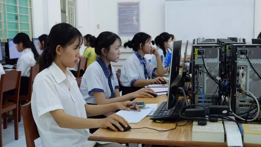 Việc cử người đi học không chỉ nâng cao trình độ cá nhân mà còn tạo thêm mạng lưới hợp tác quốc tế cho nhà trường. 661729987-1360635656097204-5532893420176165100-n.jpg