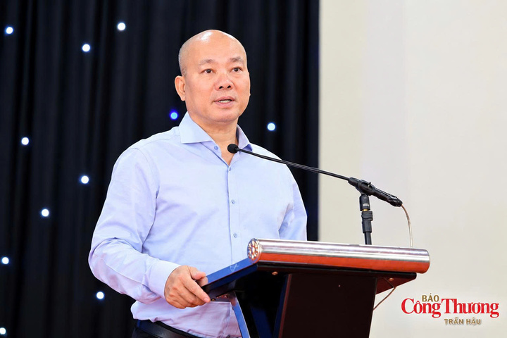 Ông Vũ Bá Phú, Cục trưởng Cục Xúc tiến thương mại (Bộ Công Thương) trình bày tham luận tại Hội nghị.