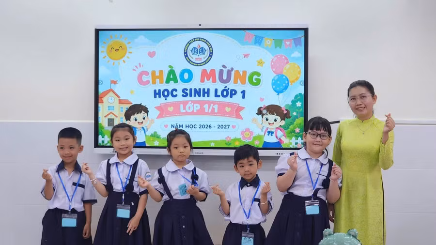 Học sinh Trường Tiểu học Đặng Trần Côn (phường Vĩnh Hội, TPHCM) tựu trường năm học mới.