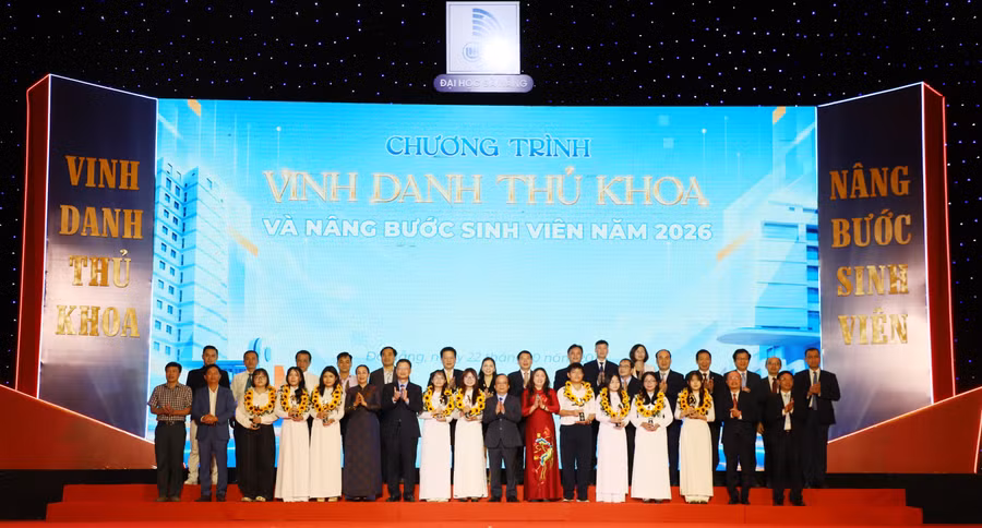 Các đại biểu chụp ảnh lưu niệm với 9 thủ khoa của 9 cơ sở đào tạo thành viên.