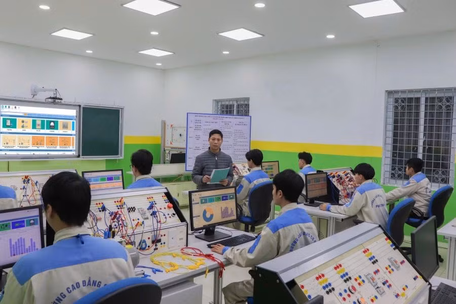 Giờ thực hành của sinh viên Trường Cao đẳng Cơ điện và Nông lâm Phú Thọ.