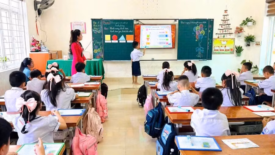 Giáo viên Trường Tiểu học Đồng Thuận tổ chức các hoạt động học tập, lồng ghép tiếng Anh vào bài học nhằm tạo hứng thú cho học sinh. 1792709315377-4472554315041365640-4472554315041365640-89f60e56ee387a38259237fc633c7a9a.jpg