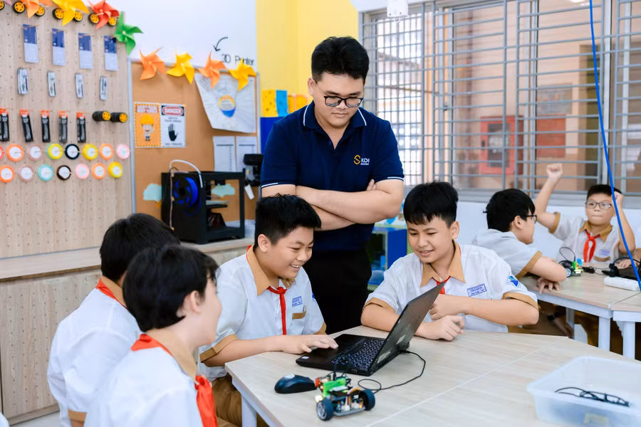 Học sinh Trường THCS Lương Định Của (phường Cát Lái, TPHCM) trong giờ học STEM.
