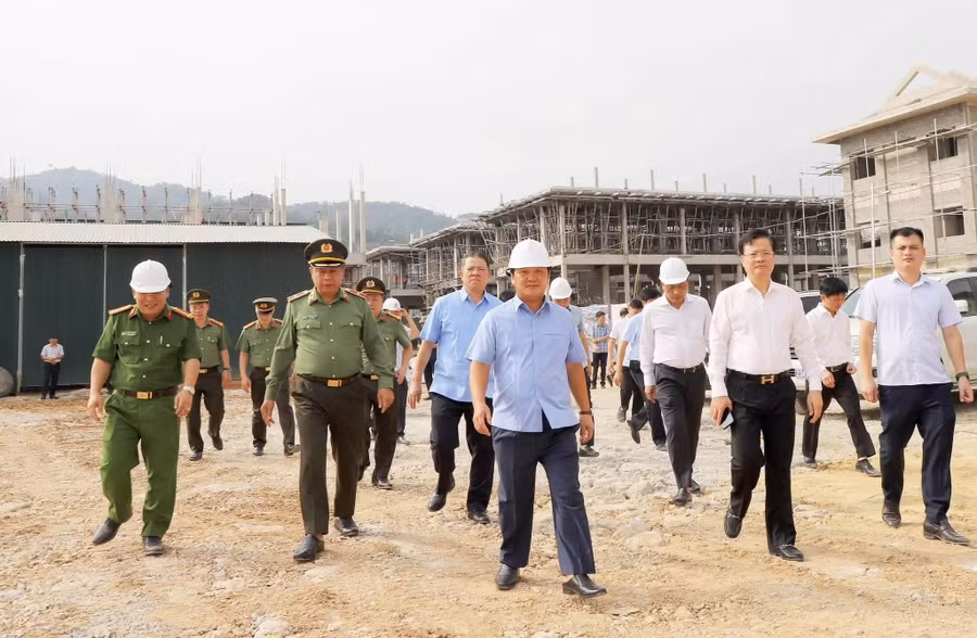 Bí thư tỉnh Tuyên Quang cùng đoàn kiểm tra tiến độ các công trình.