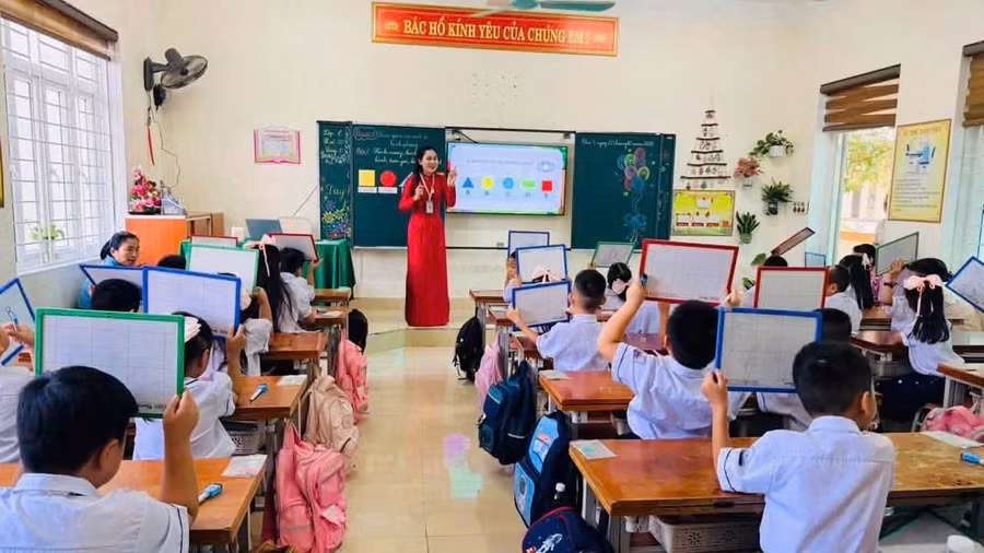 Học sinh tích cực trao đổi, thực hành tiếng Anh trong quá trình tiếp nhận và vận dụng kiến thức môn học. 1792709315324-4472554315041365640-4472554315041365640-ccbf34f269989f8f9cfe24e2b7671c3e.jpg