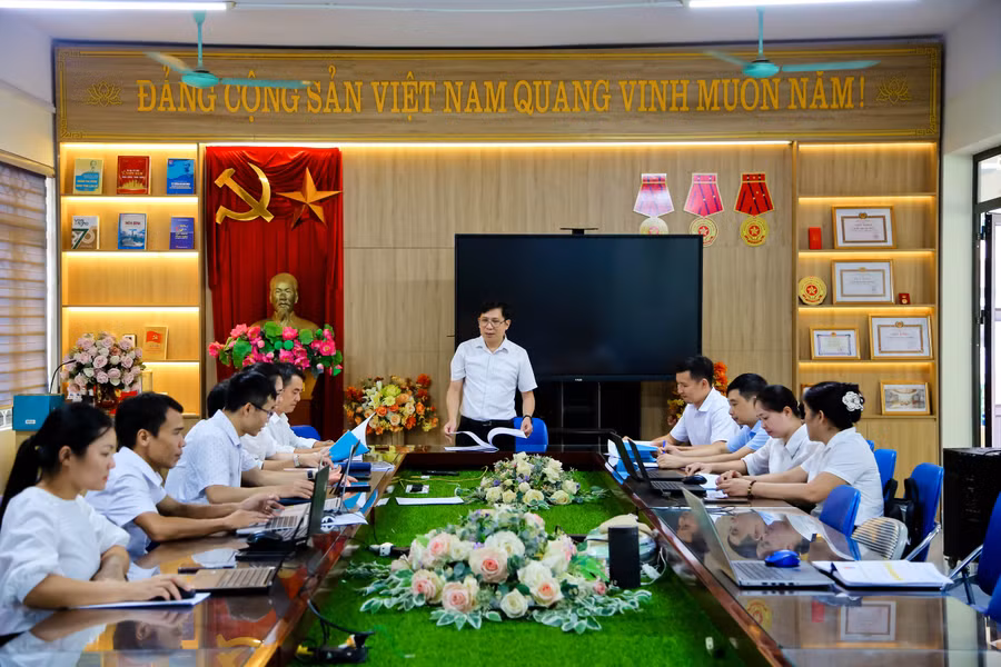 Ban Giám hiệu Trường THCS Tân Lạc trao đổi với cán bộ, giáo viên về công tác dạy và học sau sắp xếp.