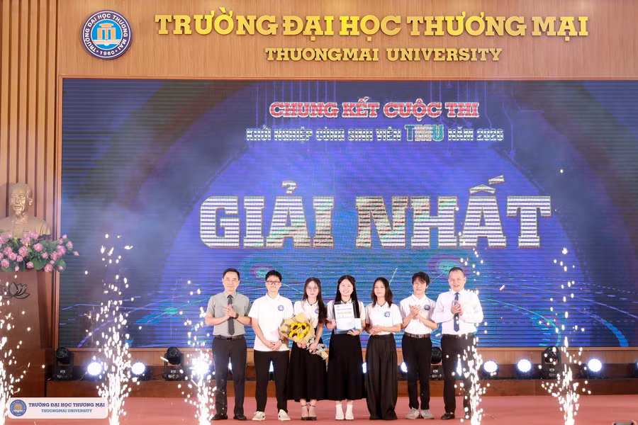 Dự án đoạt giải nhất được vinh danh, khen thưởng. 1a6a2789.jpg