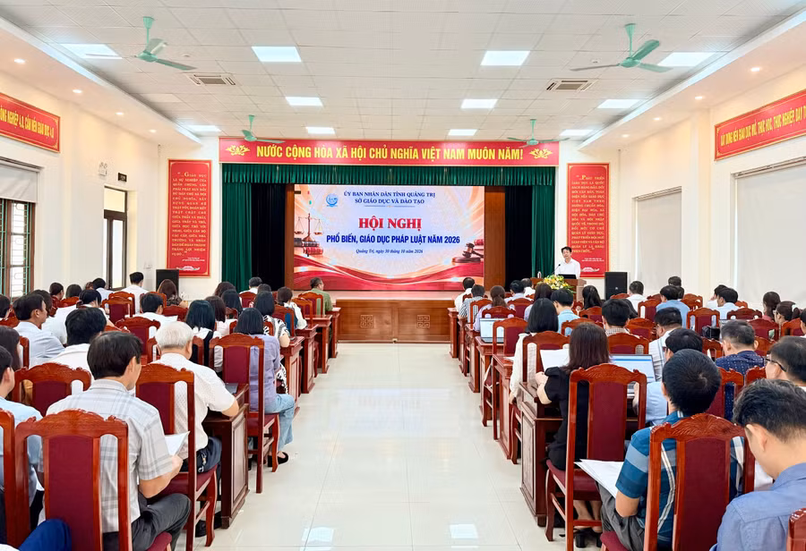 Đại diện lãnh đạo Phòng An Ninh mạng, công an tỉnh Quảng Trị phổ biến Luật Bảo vệ dữ liệu cá nhân.