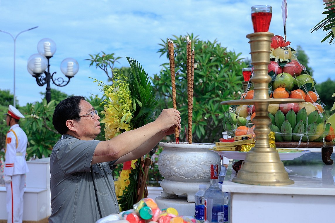 Thủ tướng Phạm Minh Chính dâng hương, dâng hoa tưởng niệm, tri ân các anh hùng liệt sĩ tại Nghĩa trang liệt sĩ Ba Dốc - Ảnh: VGP/